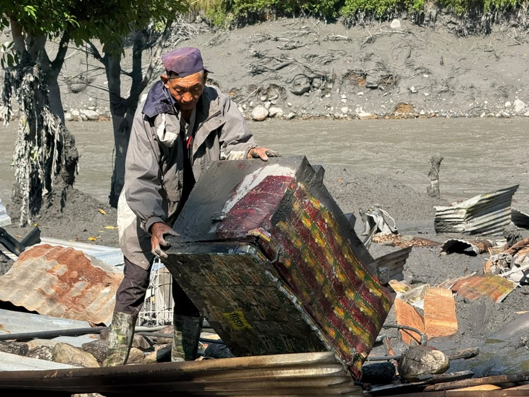 बाढीबाट जोगिएका सामान सुरक्षित स्थानमा सार्दै स्याउली बजारका बासिन्दा