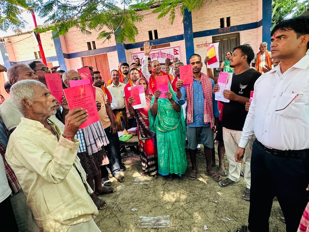११ वर्षदेखि रोकिएको लालपुर्जा स्ववासी परिवारको हातमा