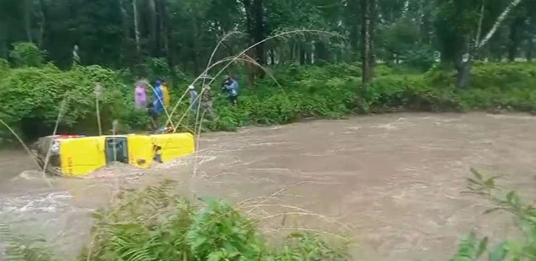 बिरामी बोकेर चितवन आउँदै गरेको एम्बुलेन्स खोलाले बगायो