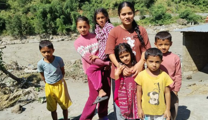 बाढीले किताब बगाएपछि पर्वतका विद्यार्थीको चिन्ता– ‘परीक्षा आउँदैछ, के पढ्ने ?’