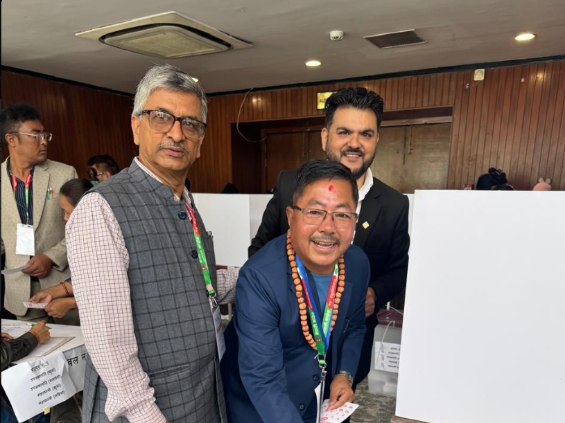 गगन थापासँग प्रतिस्पर्धामा रहेका श्यामकृष्ण खड्गीले गरे मतदान