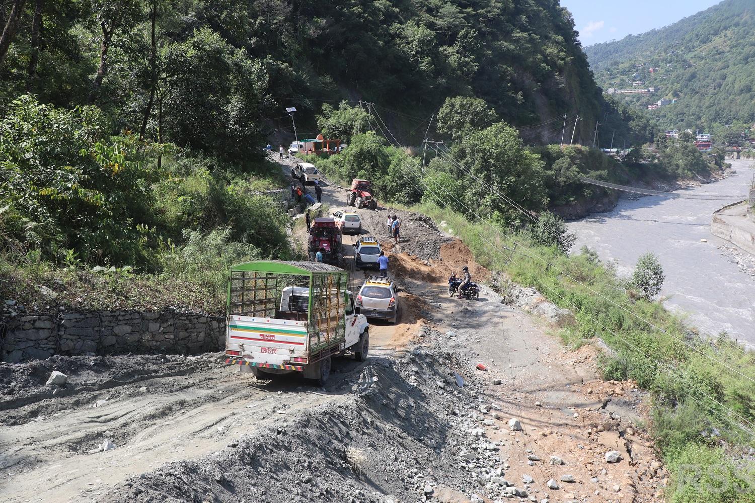 भसभसेको पहिरोले म्याग्दी र मुस्ताङ जोड्ने सडक अवरुद्ध