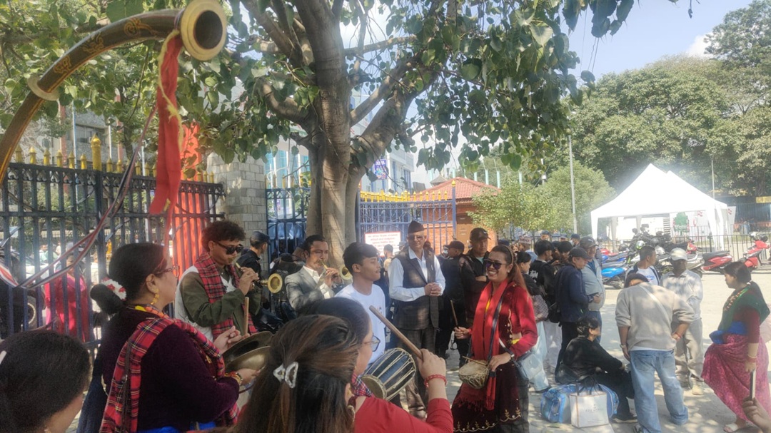 कांग्रेस महाधिवेशन : खुलामञ्चबाहिर कार्यकर्ताको छुट्टै रमाइलो [तस्वीरहरू]