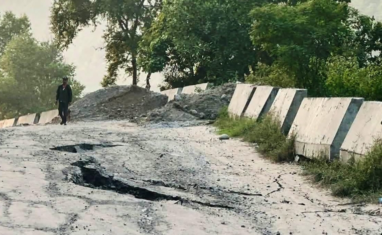 पृथ्वी राजमार्गअन्तर्गत गलौँदीमा सडक भासियो, जोखिम बढेपछि सवारीसाधनमा रोक