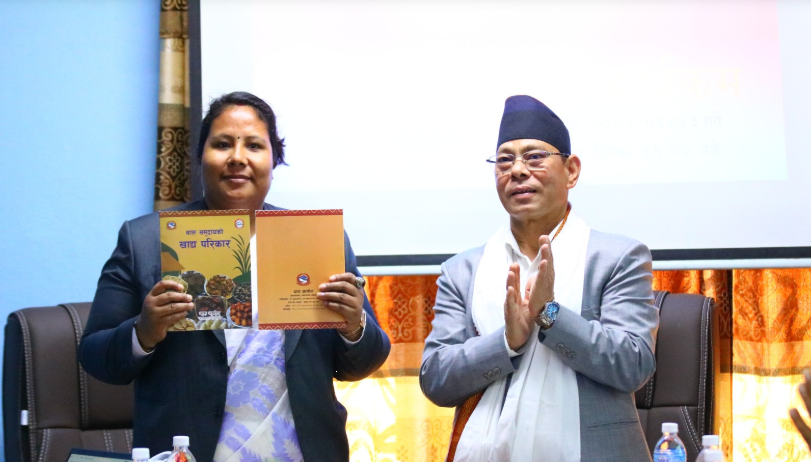 मन्त्री चौधरीद्वारा थारू आयोगका विभिन्न प्रतिवेदन सार्वजनिक