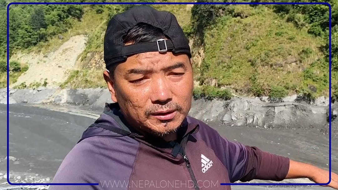 बाढीले बगाएको १५ दिन पुग्न लाग्दा पनि पुल नबन्दा धार्चेका बासिन्दा जोखिमपूर्ण यात्रामा