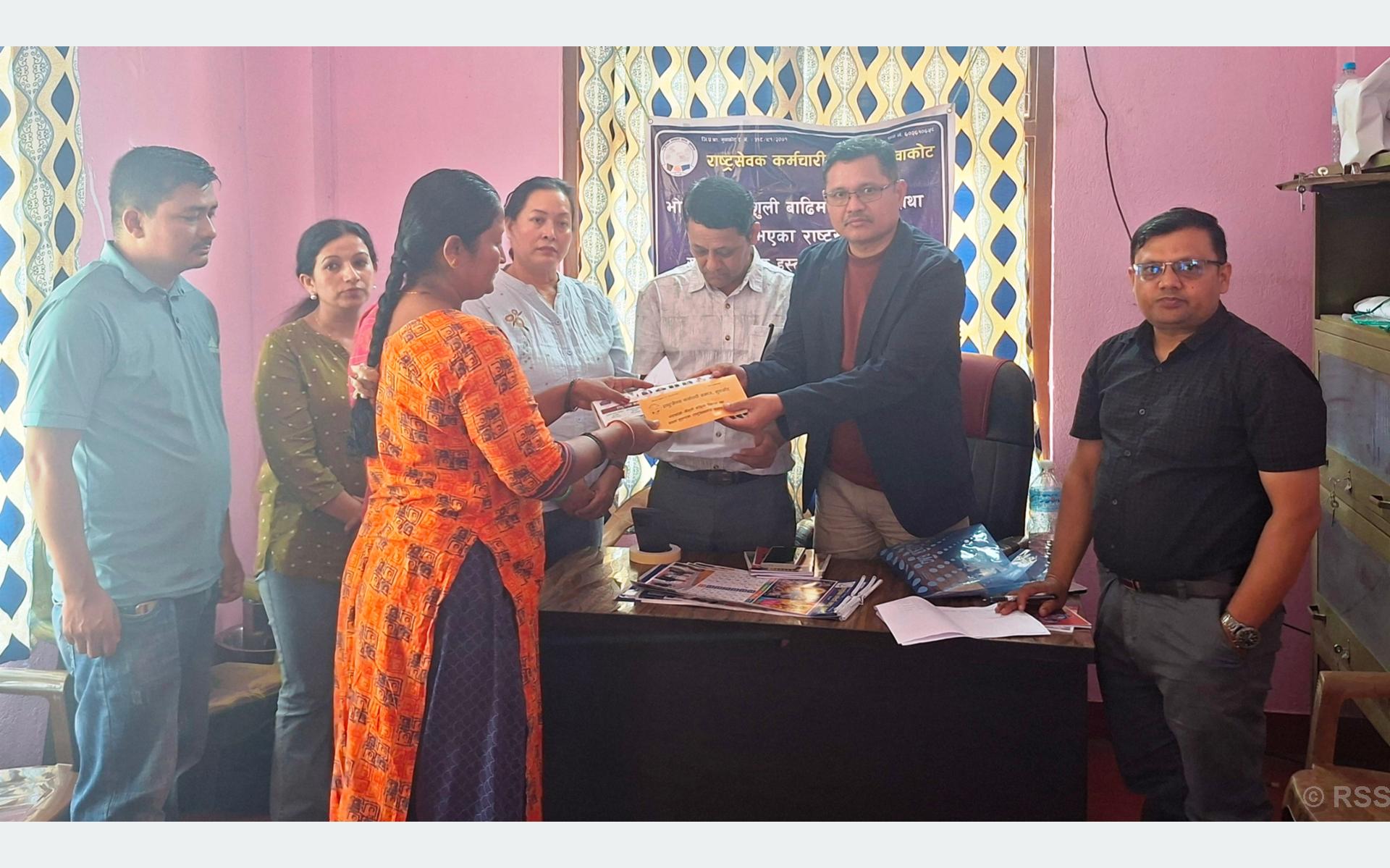 बाढी प्रभावित राष्ट्रसेवक कर्मचारीका परिवारलाई नगद राहत