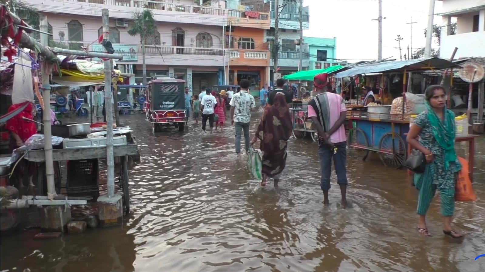 रातु नदीको बाढीले महोत्तरी सदरमुकाम जलेश्वर डुबानमा