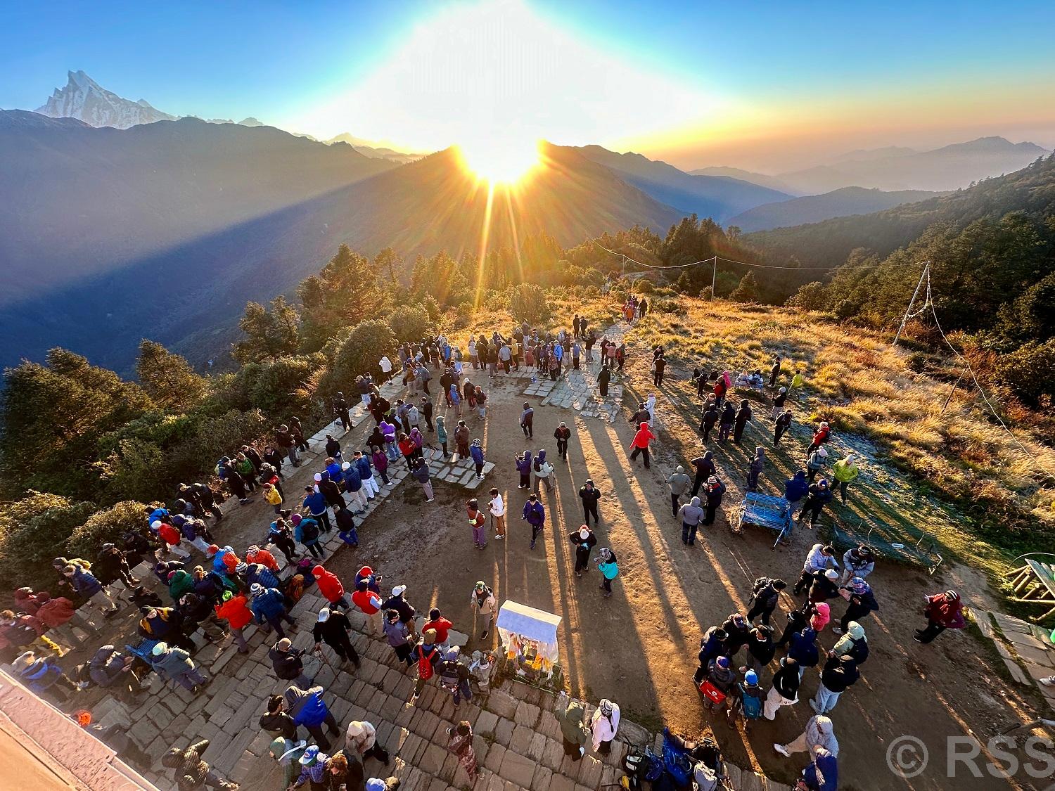 हिमालमा सुनौलो घाम, घोडेपानी–पुनहिलमा पर्यटकको घुइँचो