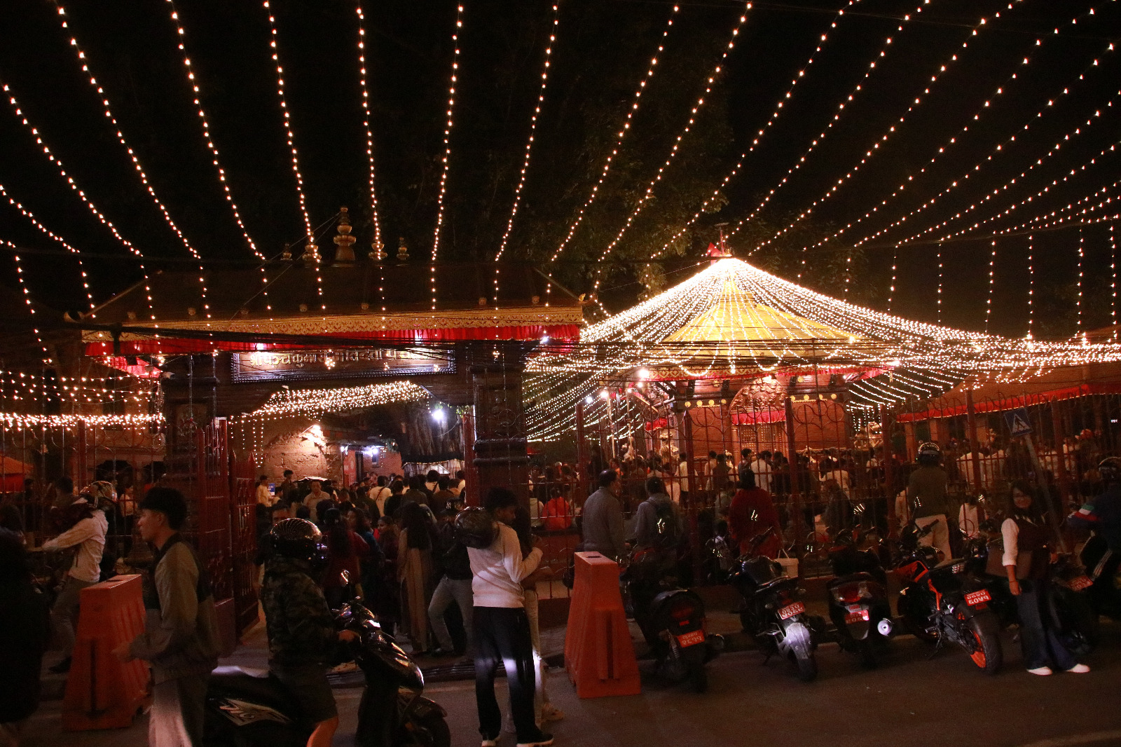 झिलिमिली बत्तीले सिङ्गारिए काठमाडौँका मठमन्दिर तथा शक्तिपीठ