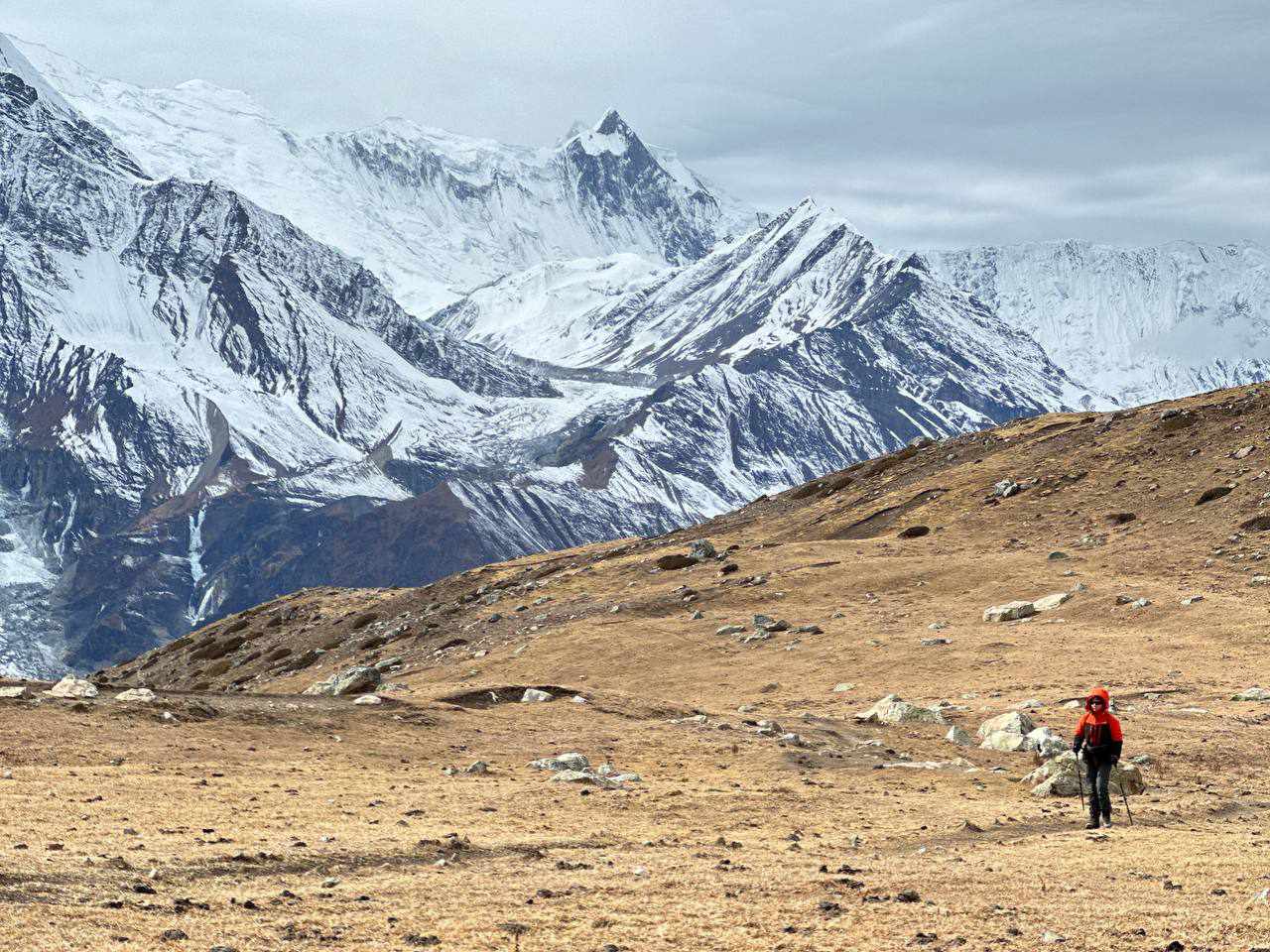 मनाङमा अलपत्र १६ इन्डोनेसियाली पर्यटकको हेलिकप्टरबाट उद्धार