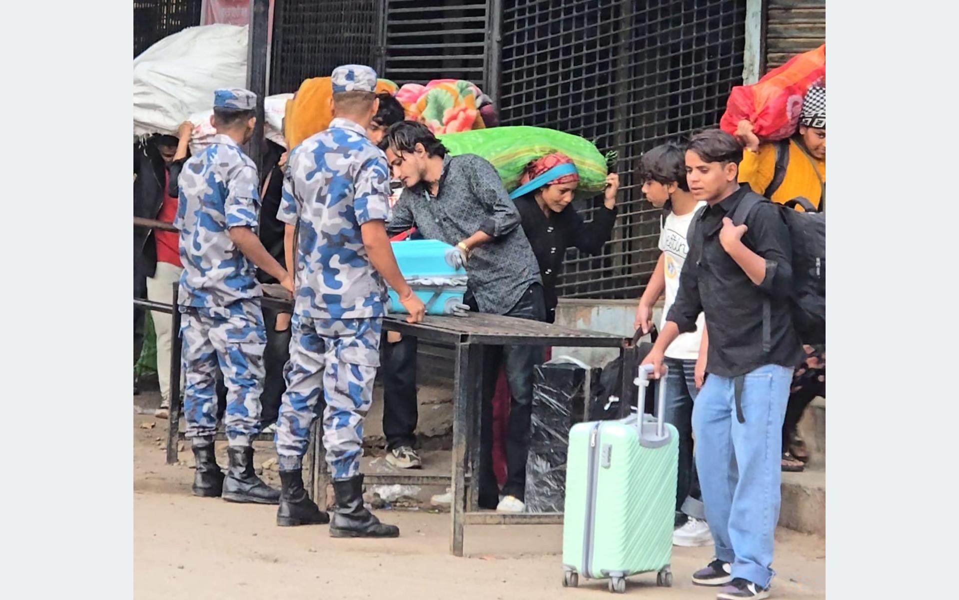 दसैँ–तिहार मनाउन भारतबाट घर फर्किने नेपालीको लर्को, जमुनाहामा बढ्यो चाप