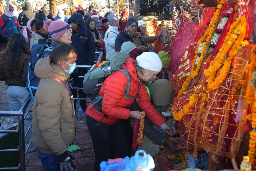 नवरात्रको पहिलो दिन पाथीभरा मन्दिरमा भक्तजनको चहलपहल बढ्यो, दर्शनका लागि बिहानैदेखि भीड