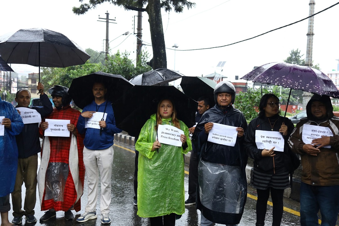 पत्रकार पक्राउ र न्युजरुममा प्रहरी हस्तक्षेपविरुद्ध महासंघको प्रदर्शन (तस्वीरहरू)