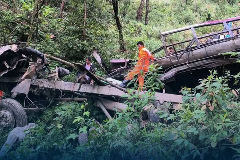 पोखराको ओख्ले भीरमा स्कुल बस दुर्घटना, २१ विद्यार्थी सवार
