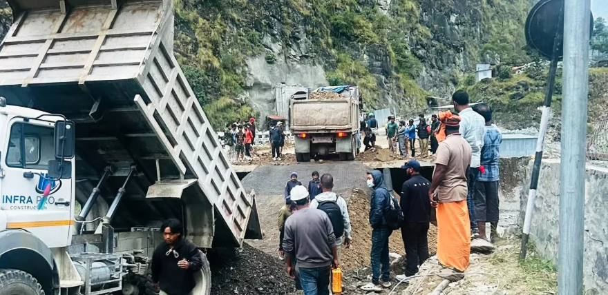 पोखरेबगर पुलको पहुँचमार्ग जोडियो, हलुका सवारीसाधन चल्न थाले