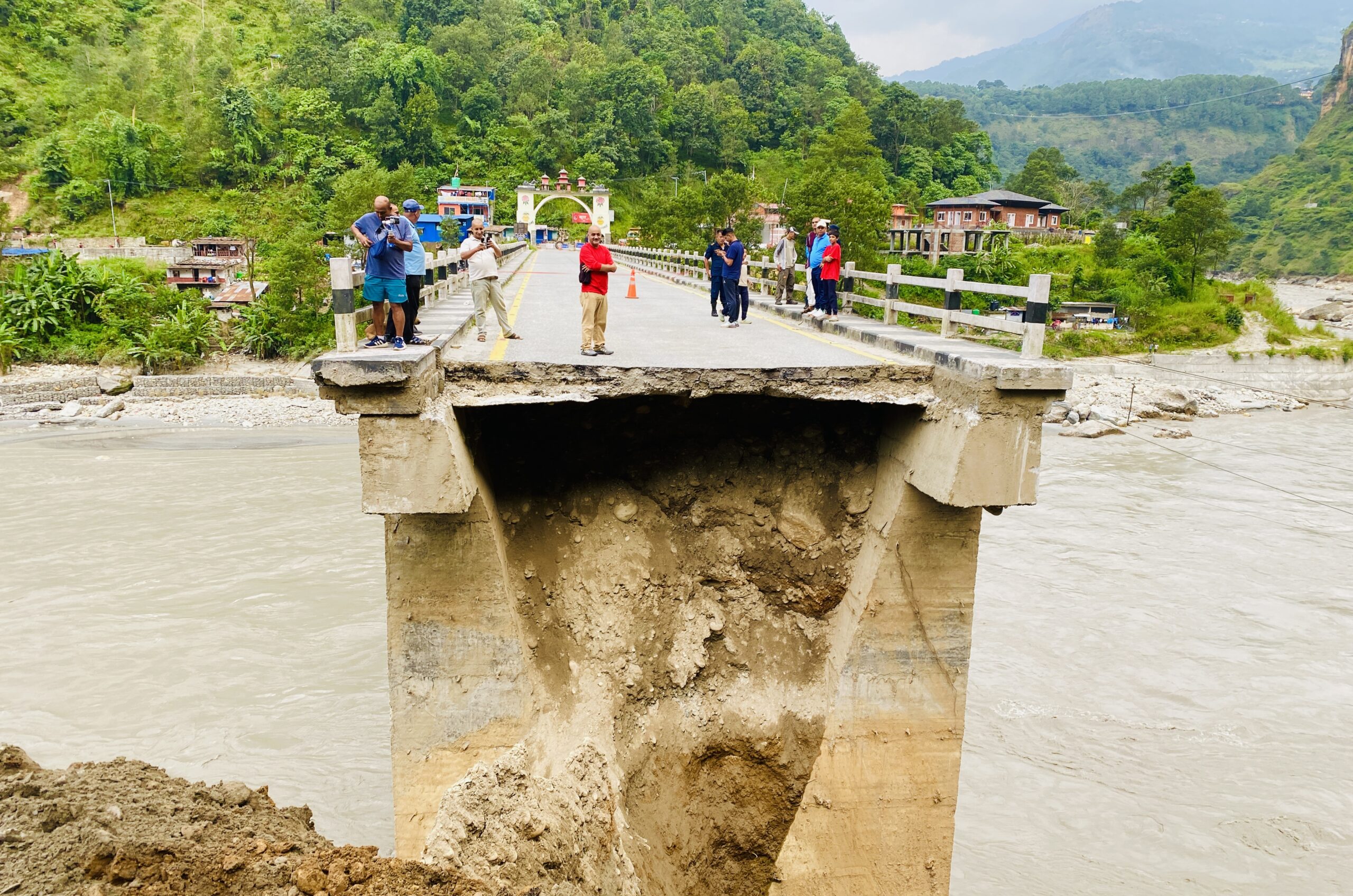 बाढीपहिराले मध्यपहाडी लोकमार्ग र कालीगण्डकी करिडोर अवरुद्ध, दुई सातादेखि यातायात प्रभावित