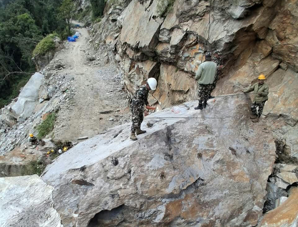 अवरुद्ध खाँदबारी–किमाथाङ्का सडक पुनः सञ्चालनमा
