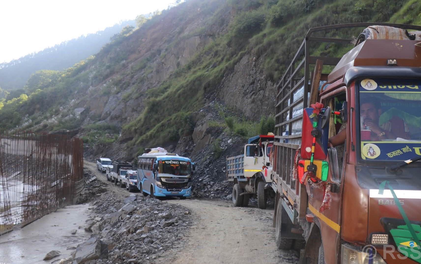बिपी राजमार्गमा पुनर्निर्मित सडकबाटै आवागमन, दसैँमा थप सहज