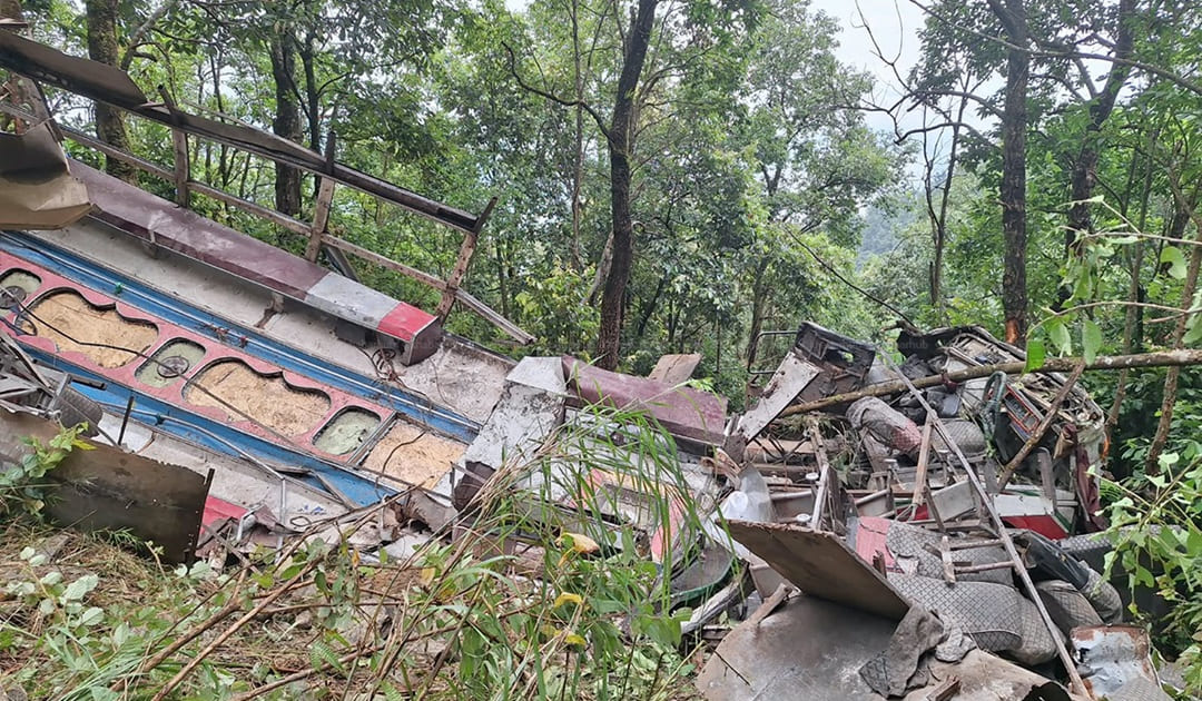 पोखरामा स्कुल बस दुर्घटना : पाँच जनाको मृत्यु, चार जनाको पहिचान खुल्यो