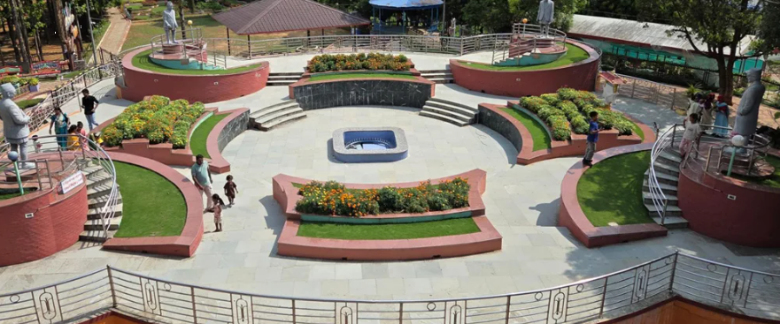 दसैँ बिदामा १५ हजार बढी पर्यटकद्वारा सहिद स्मारक अवलोकन