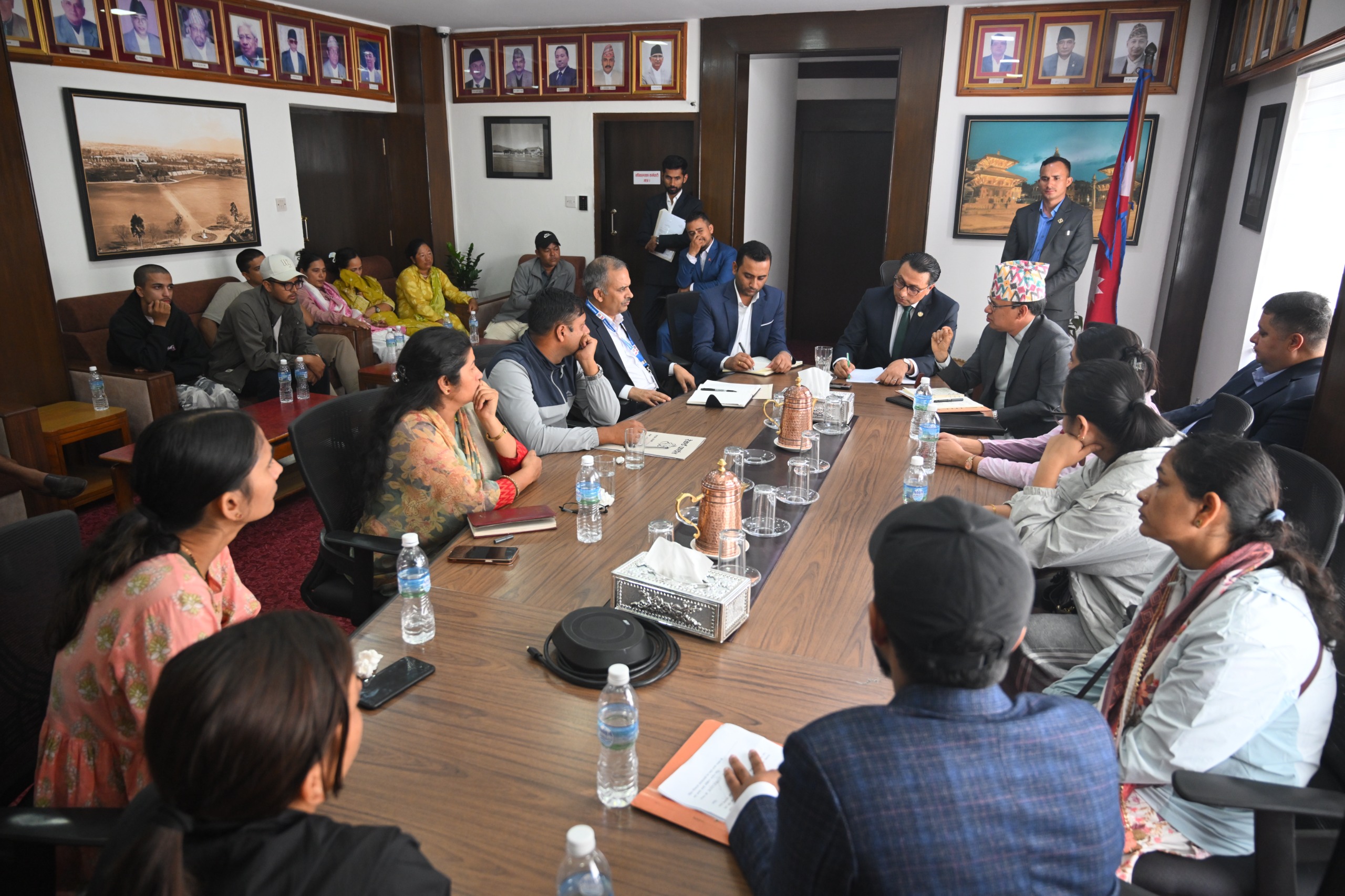 भोटेकोशी-रसुवा बाढीपीडित परिवारसँग अर्थमन्त्री वाग्ले, ‘मन्त्रालय र भन्सार प्रशासन तपाईंहरूको साथमा छ’