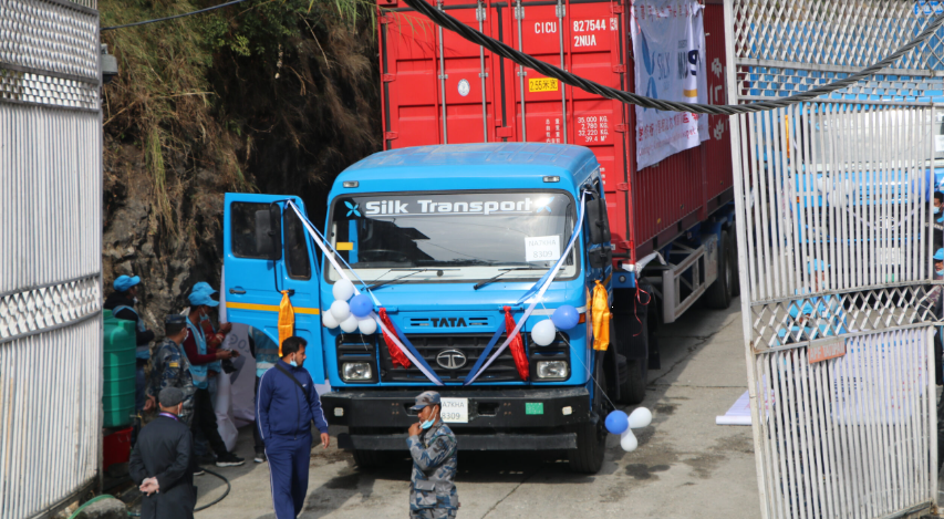 दसैँका सामान भित्र्याउन तीन दिनका लागि खुल्यो तातोपानी नाका