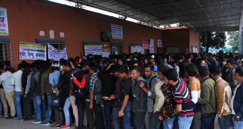 दशैँको अग्रिम टिकट खुल्यो, बिहानैदेखि बसपार्कमा यात्रुको लाइन