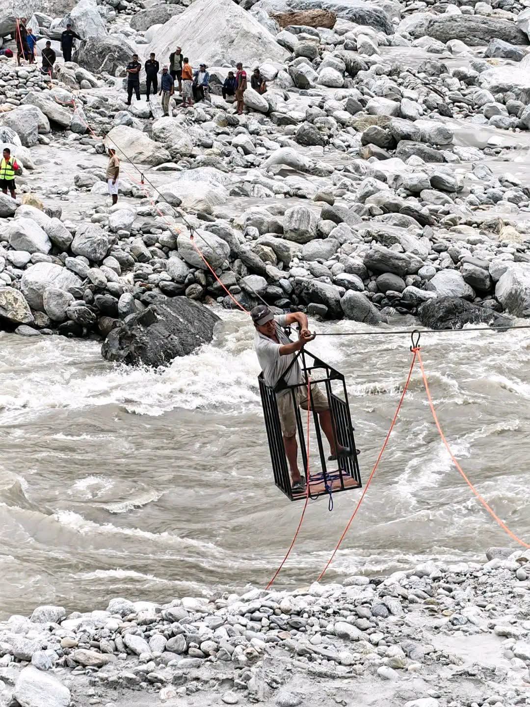 भोटेकोशी बाढीले सडक अवरुद्ध भएको ४४ दिनपछि पैरेबेँसी-शान्तिबजार जोड्ने तुइन सञ्चालनमा