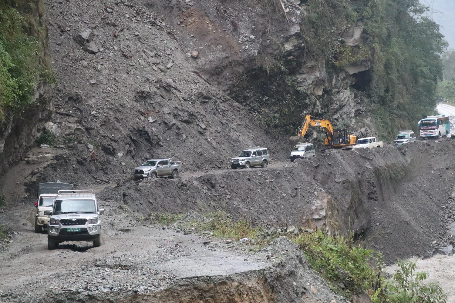 बाढीपहिरोले क्षतिग्रस्त बेनी–जोमसोम सडकमा यात्रुको सास्ती कायमै